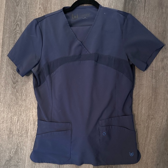 Women’s scrubs - Picture 1 of 3